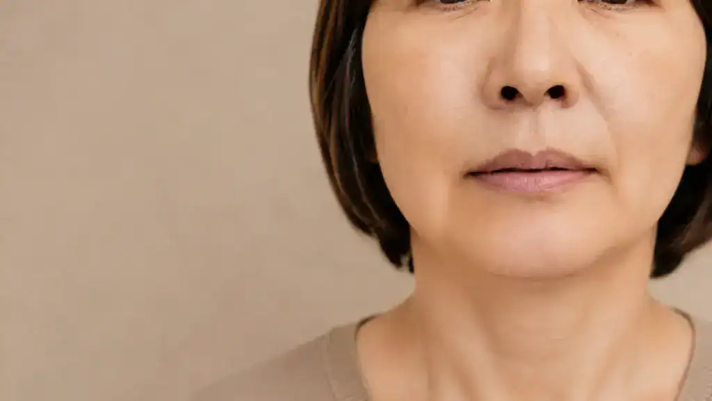 中年女性嘴邊肉與法令紋近拍示意圖,呈現下半臉輪廓鬆弛狀態。